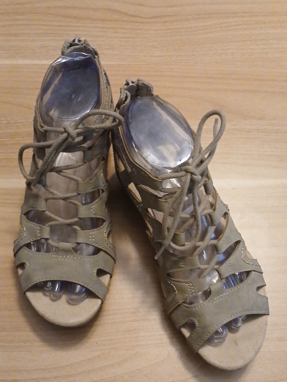 Earth Spirit "Kendra" Taupe Lace-Up Sandals in Size 7